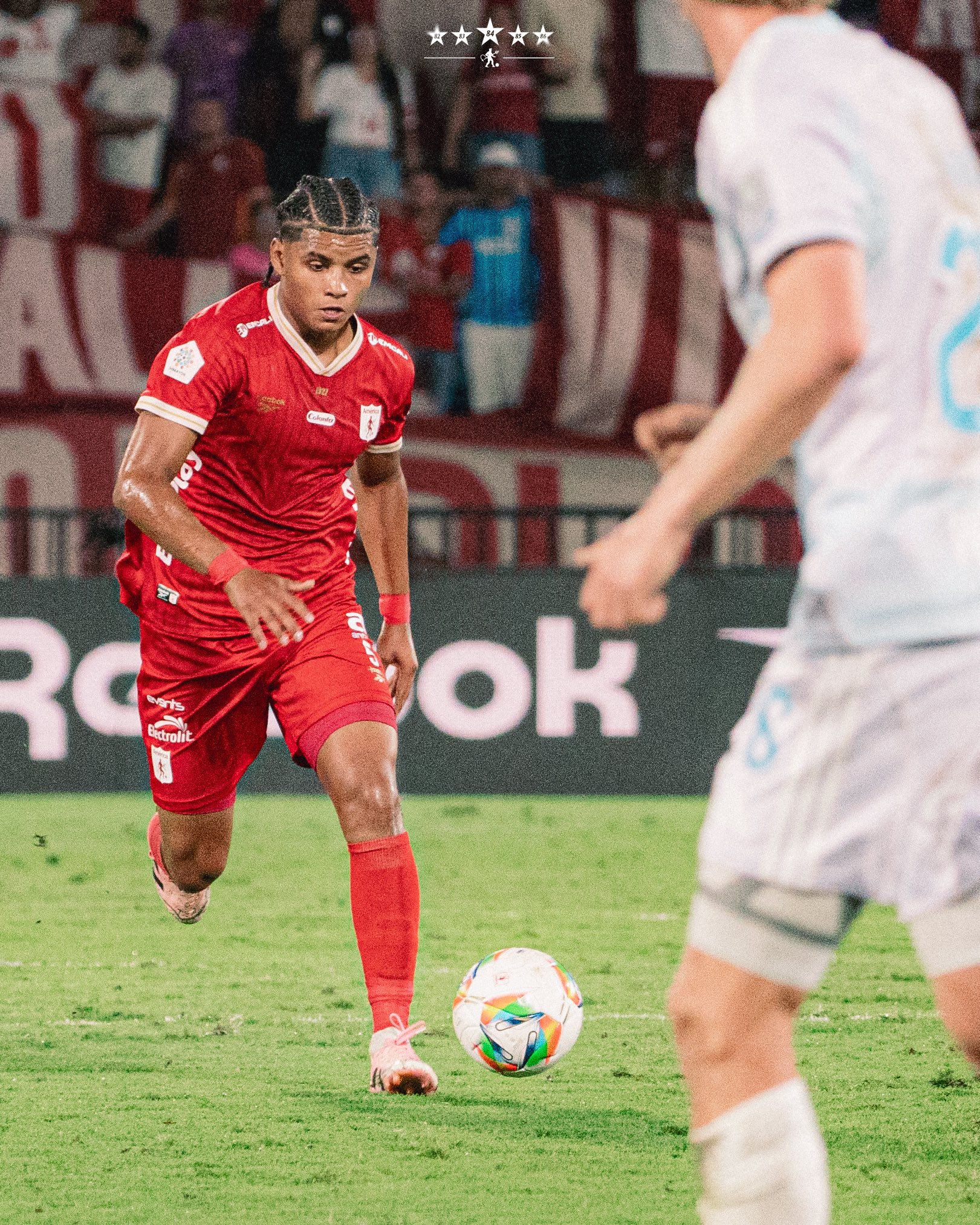 América golpea fuerte: venció a Millonarios y lo deja al borde del abismo